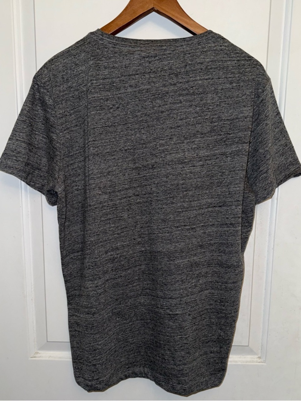 Marine Layer NWT Signature V-Neck Tee in Mid Heather Grey - Picture 4 of 8